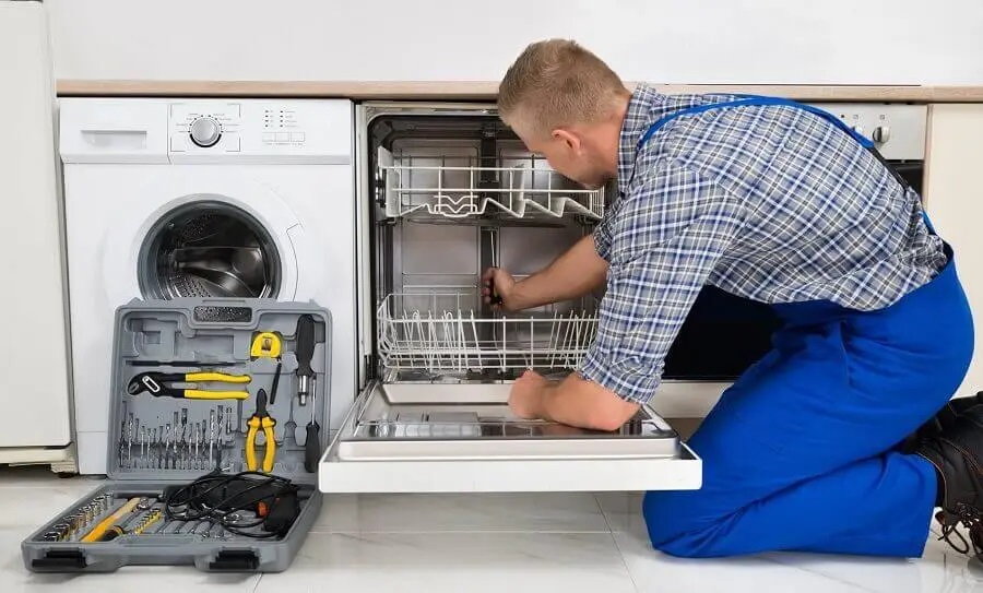 Güzelbahçe Midea servisi teknisyen ekibi beyaz eşya tamiri yaparken